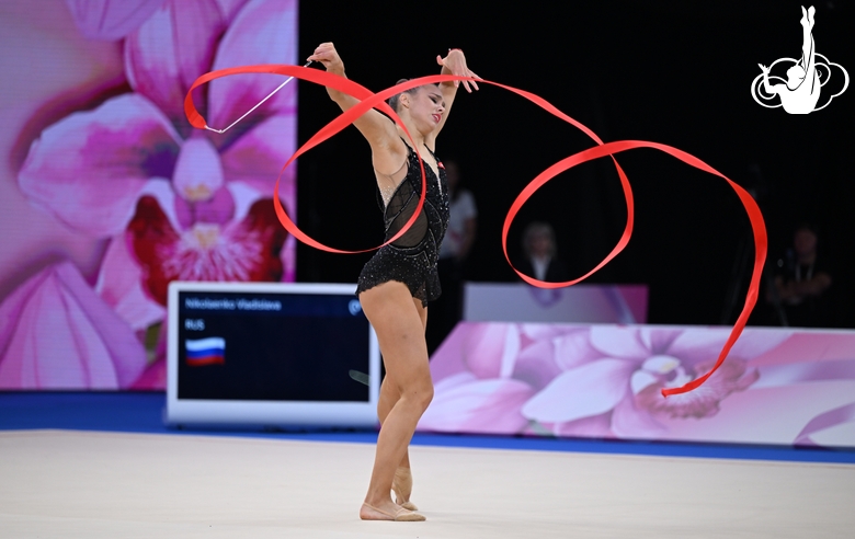Владислава Николаенко во время упражнения с булавами