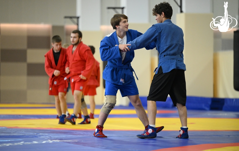 Участники сборов во время тренировки в Академии единоборств