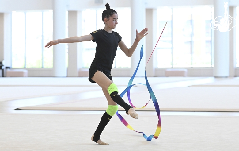 Анна Вакуленко во время упражнения с лентой