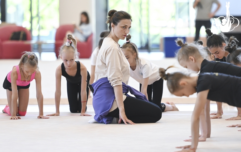 Тренер Академии Ирина Дзюба с гимнастками