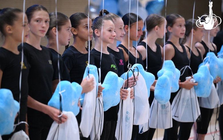 Участницы сборов во время отчетного концерта