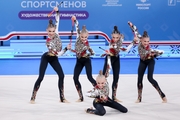 Команда сборной РФ — «Небесной грации» во время упражнения с булавами