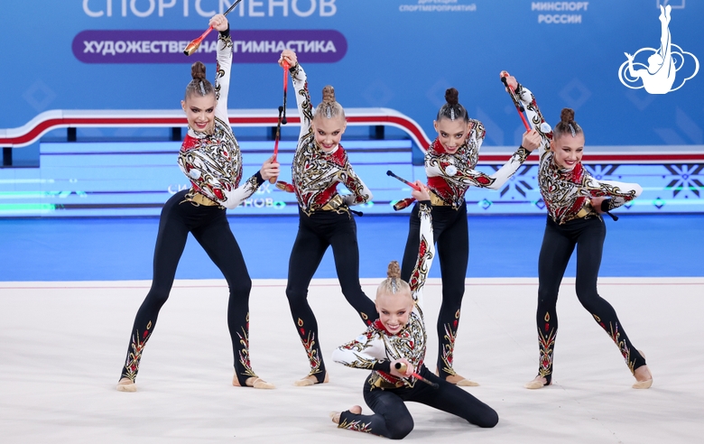 Команда сборной РФ — «Небесной грации» во время упражнения с булавами