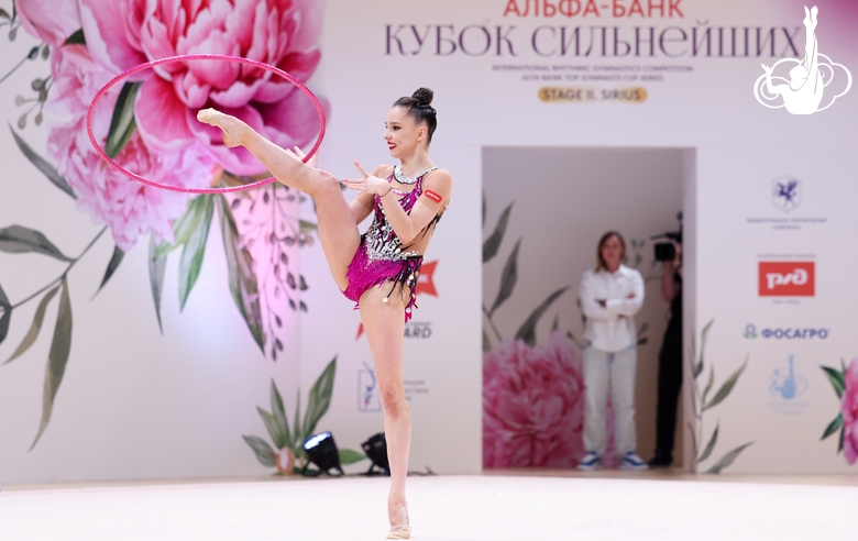 Мария Борисова во время упражнения с обручем