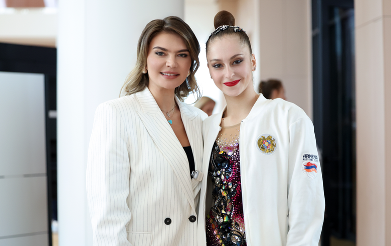19 июня 2025 года. Олимпийская чемпионка Алина Кабаева и гимнастка Сильва Саргсян на этапе «Кубка сильнейших» в Академии