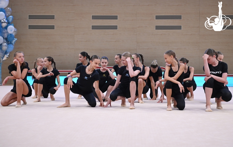 Участницы сборов во время выступления на отчетном концерте