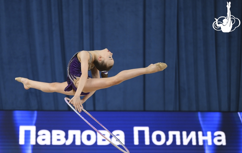 Гимнастка во время упражнения с обручем в Академии единоборств