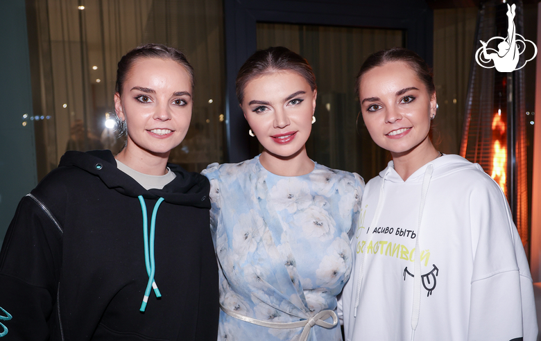 Олимпийская чемпионка Алина Кабаева с Диной и Ариной Авериными