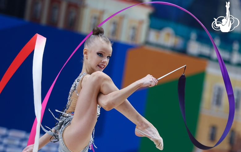 Кристина Войтенко во время упражнения с лентой