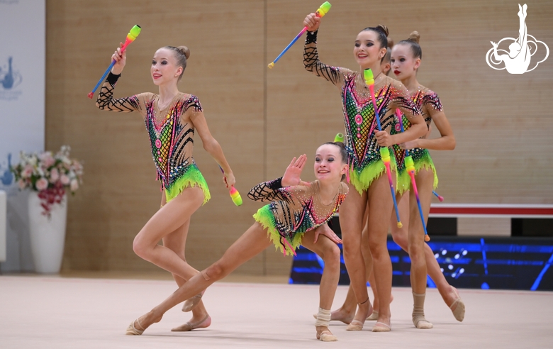 Групповички во время упражнения с булавами