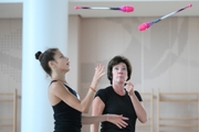 Хореограф Ирина Зеновка и Каролина Тарасова во время занятия