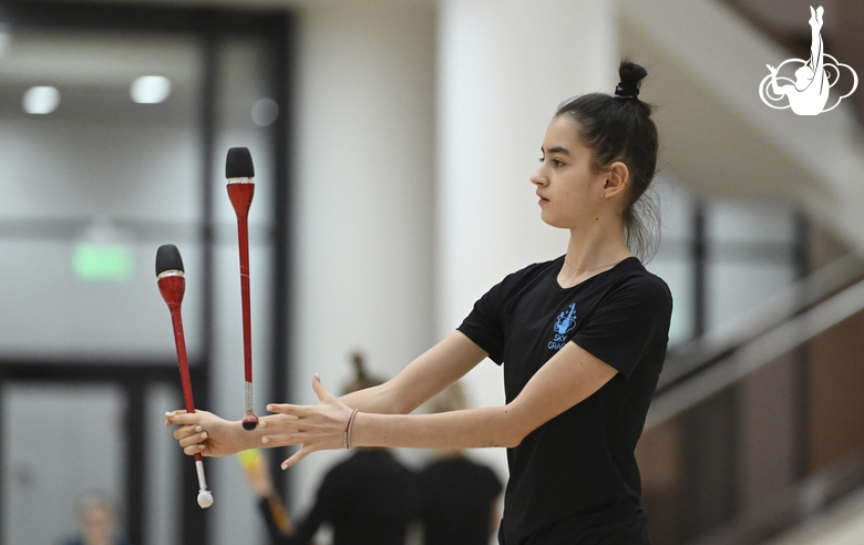 Анна Вакуленко во время упражнения с булавами