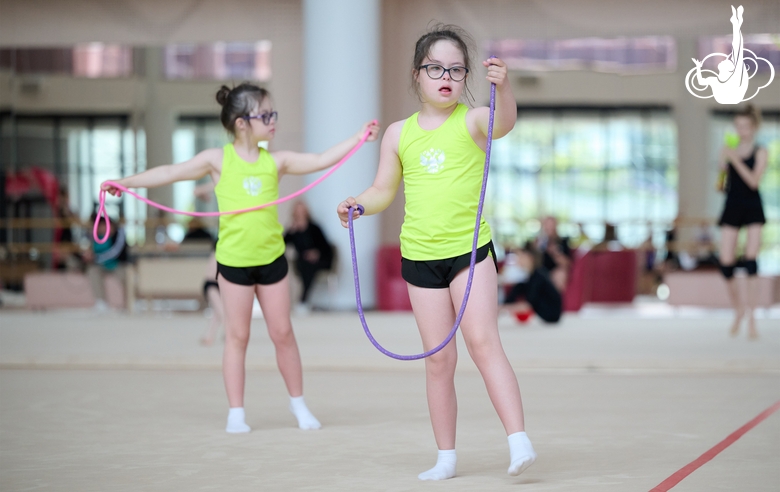 Участницы сборов во время тренировки