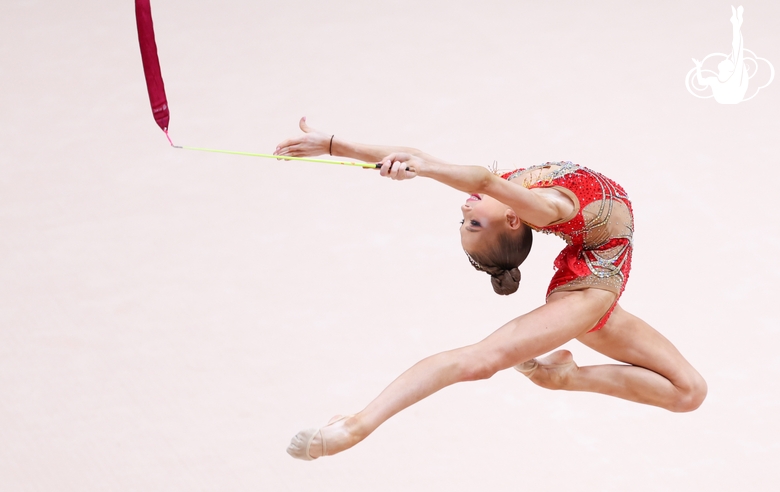 Каролина Пахтусова во время упражнения с лентой