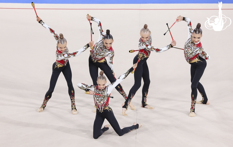 Групповички Академии во время упражнения с булавами