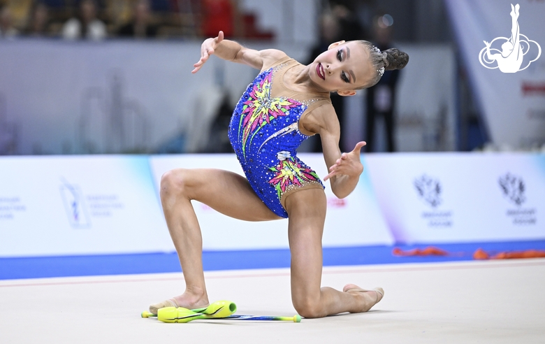 Вероника Малинина во время упражнения с булавами