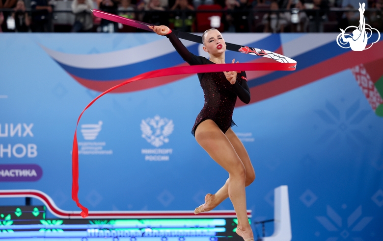 Владислава Шаронова во время упражнения с лентой