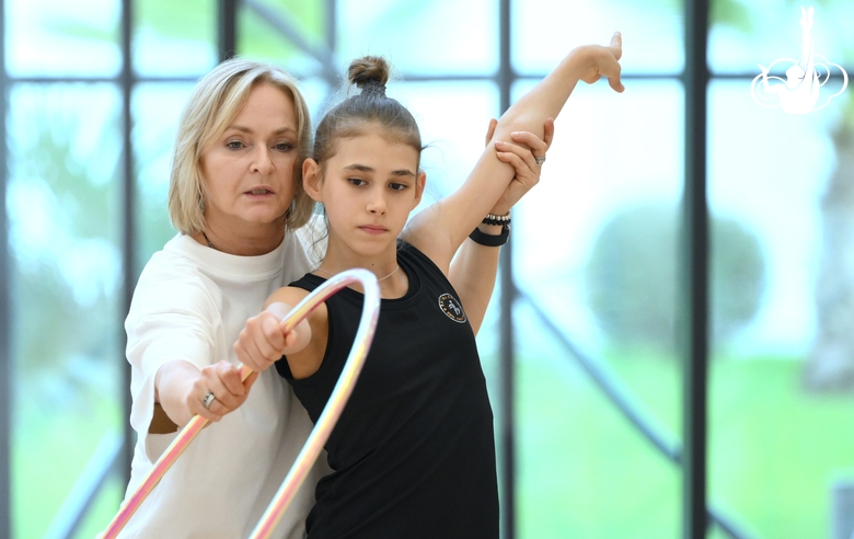 Заслуженный тренер России Татьяна Сергаева с гимнасткой во время занятия в Академии