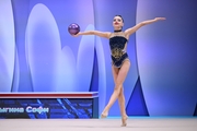 Гимнастка во время выполнения упражнения с мячом на всероссийском турнире «Кубок "Небесная грация"»