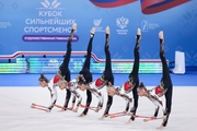 Команда сборной РФ — «Небесной грации» во время упражнения с булавами
