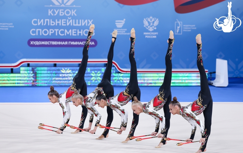 Команда сборной РФ — «Небесной грации» во время упражнения с булавами