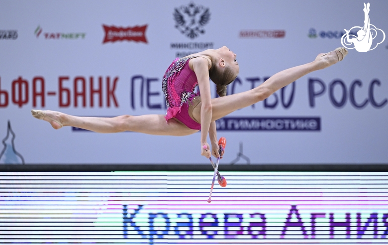 Агния Краева во время упражнения с булавами