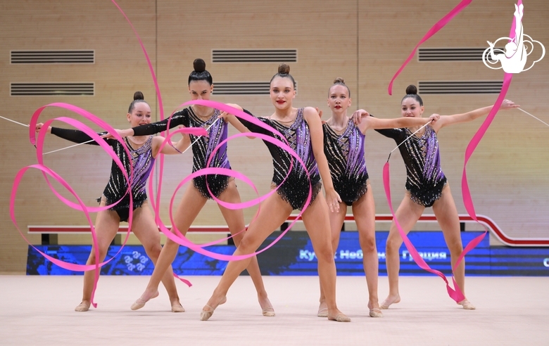 Групповички во время упражнения с лентами