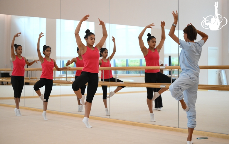 Гимнастки Авани и Арья Нитеш Кадам, Кимая Карле и хореограф Академии Екатерина Белова