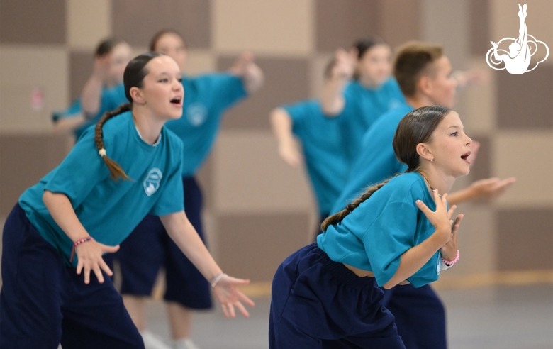 Участники интенсива студии танца Аллы Духовой TODES во время флешмоба