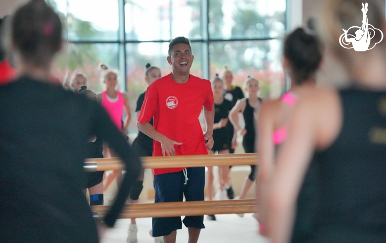 Cолист студии танца Аллы Духовой TODES Денис Ишметов во время мастер-класса