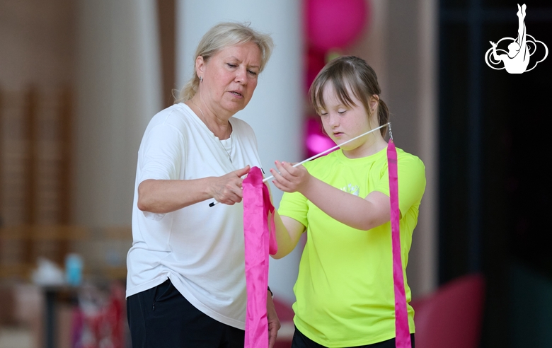 Тренер-преподаватель из Санкт-Петербурга Ольга Зорькина занимается на сборах с детьми с особенностями развития