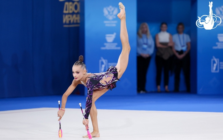 Яна Заикина во время упражнения с булавами