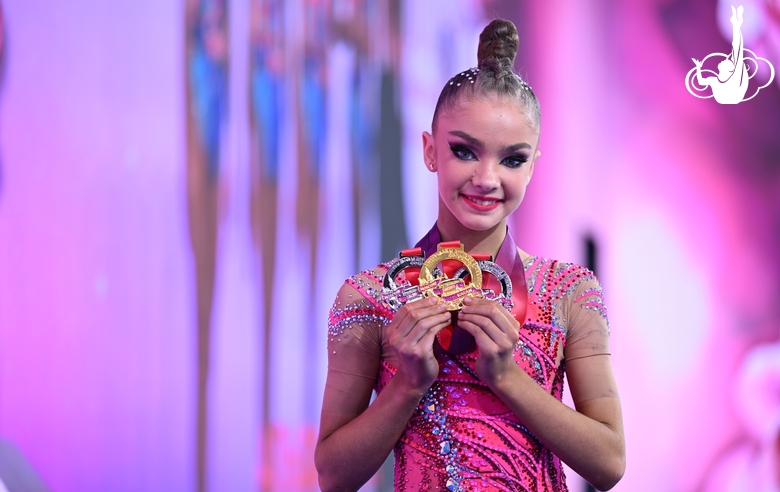 Ксения Савинова с медалями после церемонии награждения