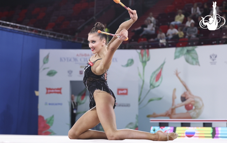 Виктория Беспалова во время упражнения с булавами