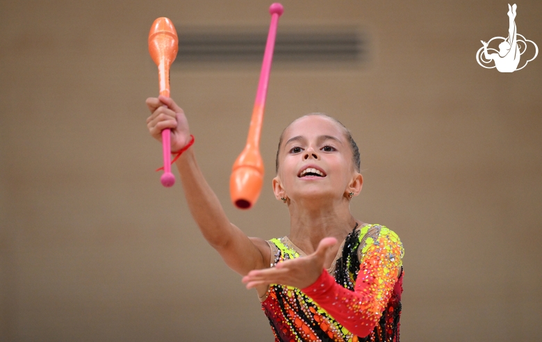 Сабина Саматова во время упражнения с булавами во время контрольной тренировки
