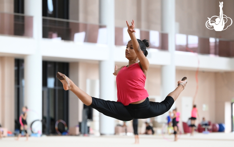 Гимнастка Арья Нитеш Кадам во время тренировки