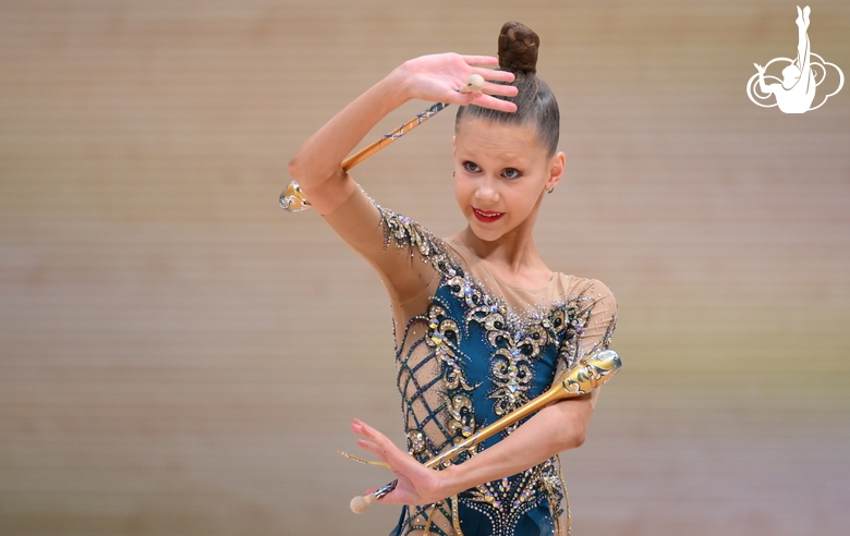 Гимнастка во время упражнения с булавами