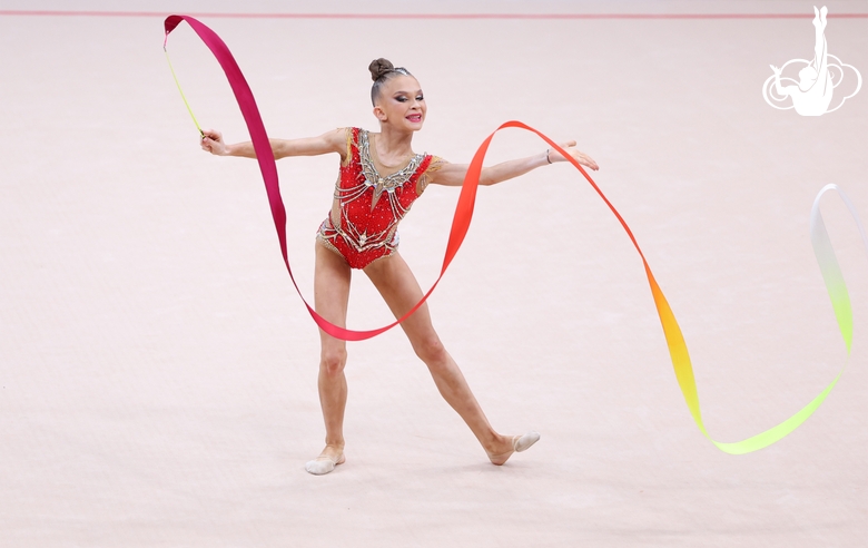 Каролина Пахтусова во время упражнения с лентой