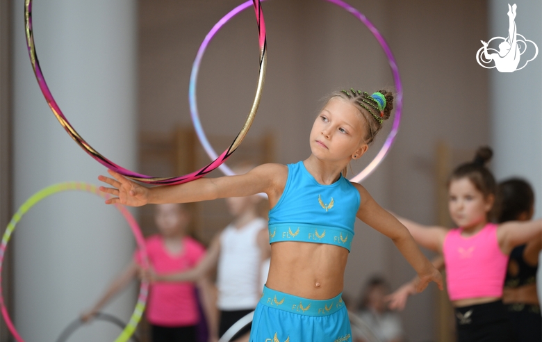 Гимнастка во время занятия на учебно-тренировочных сборах в Академии