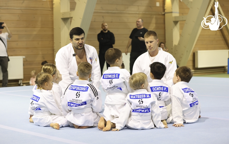 Олимпийский чемпион Тагир Хайбулаев провел мастер-класс для юных дзюдоистов