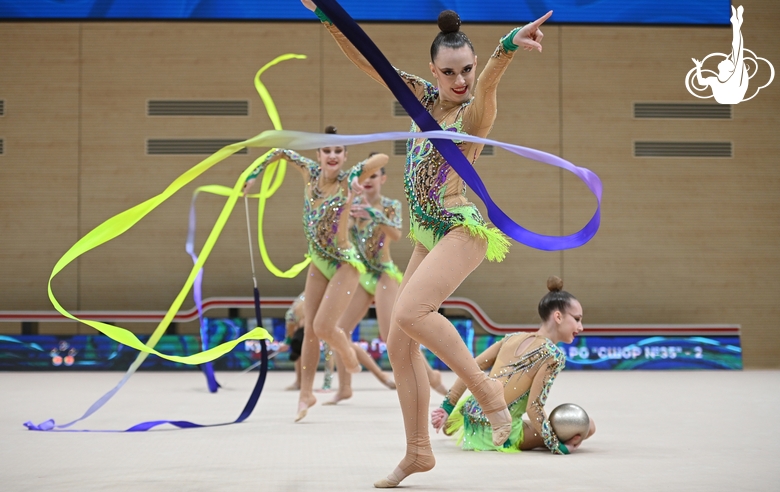 Гимнастки во время выступления на турнире в Сириусе