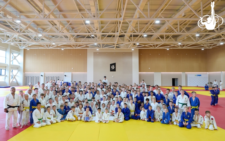 Олимпийский чемпион 2012 года Мансур Исаев с участниками фестиваля дзюдо