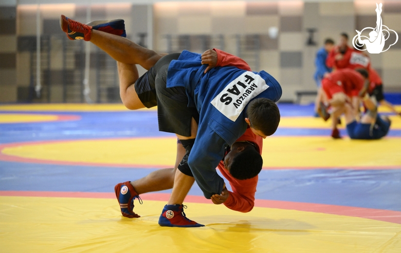 Участники сборов во время тренировки в Академии единоборств