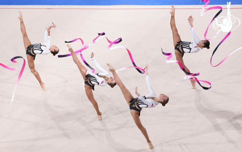 Команда сборной РФ — Нижегородской области во время упражнения с пятью лентами