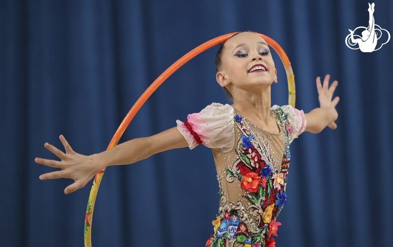 Гимнастка во время упражнения с обручем в Академии единоборств