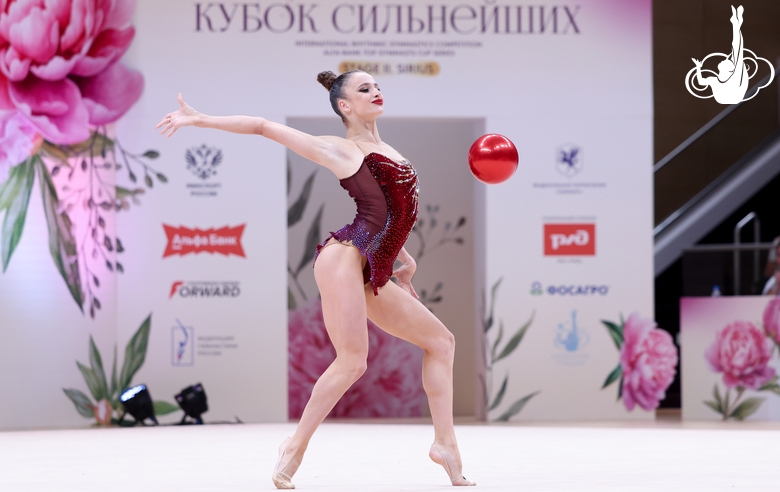 Милена Щенятская во время упражнения с мячом