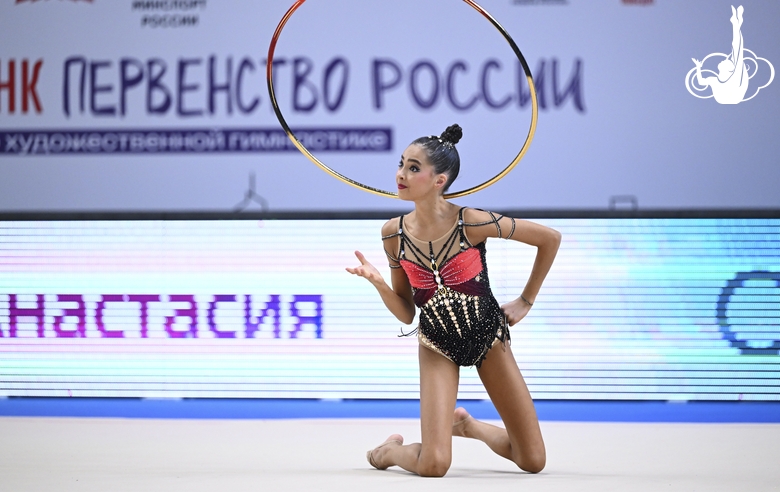 Анастасия Попова во время упражнения с обручем