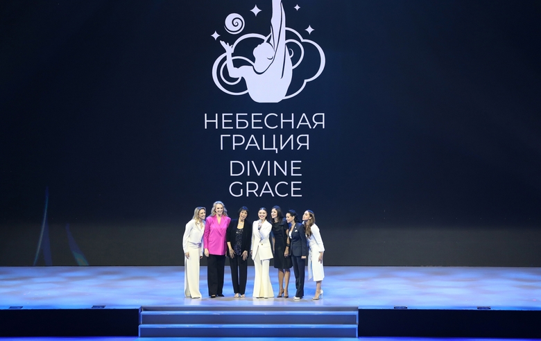 16 декабря 2021 года. Москва. «ВТБ Арена». Экспериментальный турнир «Небесная грация». Алина Кабаева на сцене вместе с другими олимпийскими чемпионками