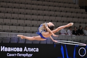 Алиса Иванова во время упражнения с обручем на всероссийском турнире «Кубок "Небесная грация"»