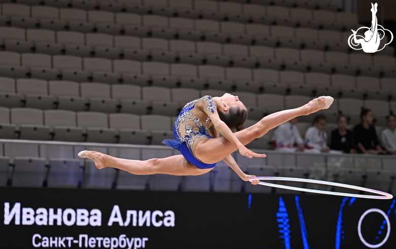 Алиса Иванова во время упражнения с обручем на всероссийском турнире «Кубок "Небесная грация"»